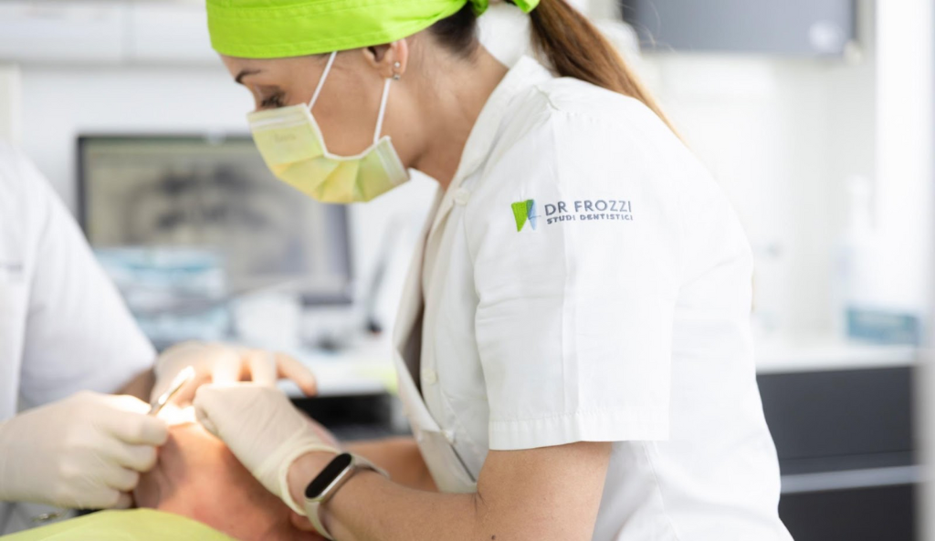 Dentista impianti: tutti i dettagli sull'implantologia dentale di nuova generazione